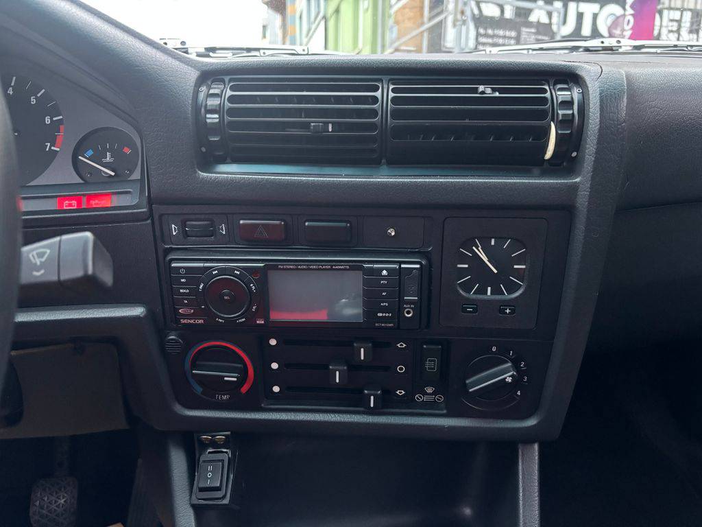 BMW 318 E30-318i/1986/2.maj. garážován