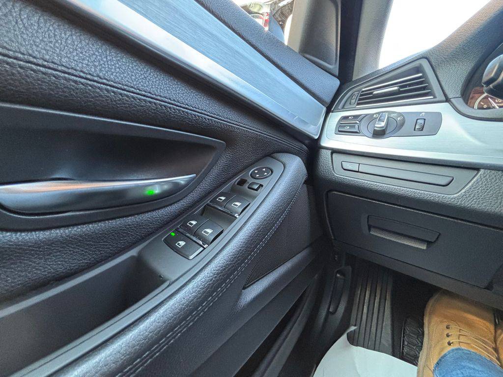 BMW 530 530d xDrive/2012/S.KNIHA-ZÁRUK
