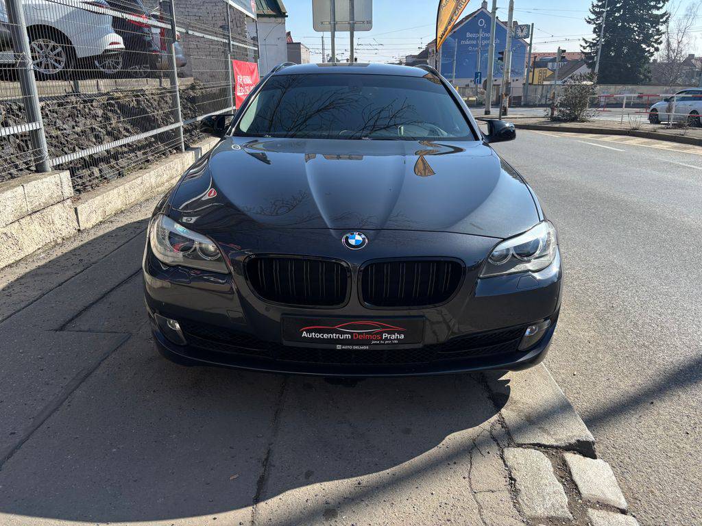 BMW 530 530d xDrive/2012/S.KNIHA-ZÁRUK