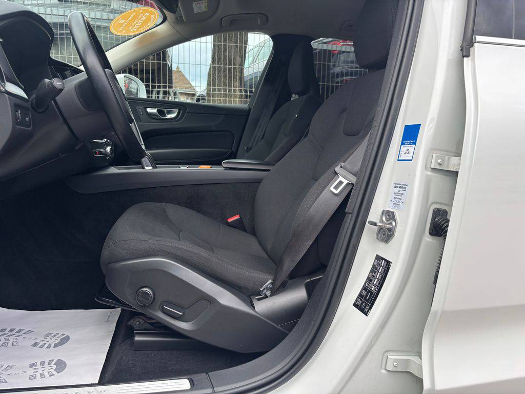 Volvo XC60 B4/2022/1MAJ.AT,TAŽ,MOMENTUM P